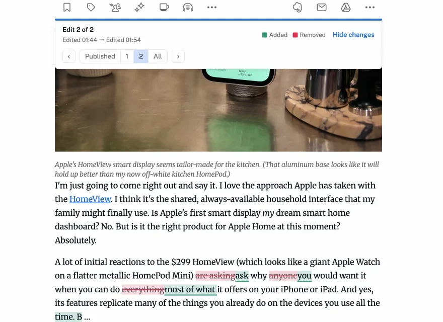 An edited article in Inoreader with the version selector open and the changed words marked, added text in green and removed text in red